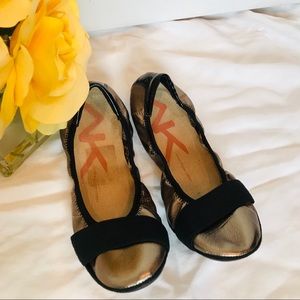 ANNE KLEIN SPORT gold and black ballerina slipper
